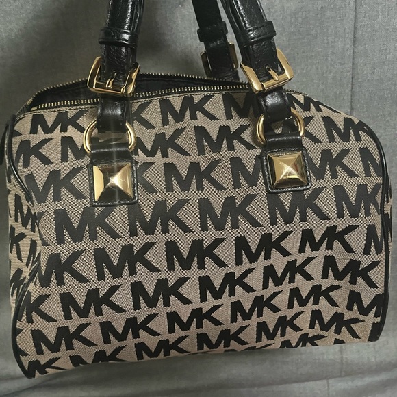 Michael Kors signature purse - Picture 1 of 6